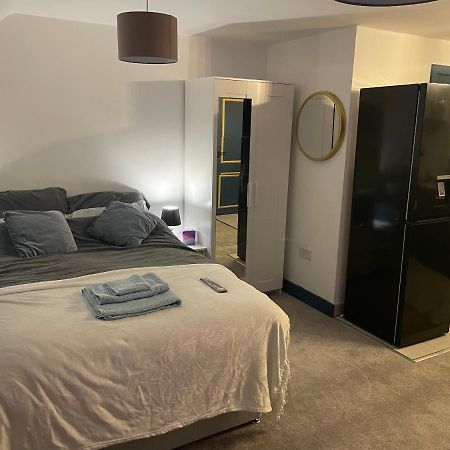 Lovely Studio Apartment Located In Birmingham Bagian luar foto